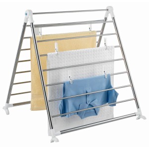 Wenko Badewannentrockner Profi aus Edelstahl mit Wäsche zum Trocknen.