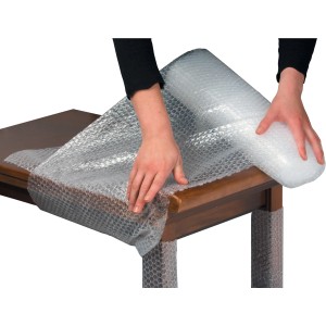 NIPS Luftpolsterfolie (1x5m) zum Verpacken und Schützen empfindlicher Gegenstände auf einem Tisch.