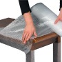 NIPS Luftpolsterfolie (1x5m) zum Verpacken und Schützen empfindlicher Gegenstände auf einem Tisch.