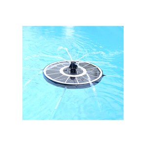 Heissner Solar-Teichpumpen-Set als schwimmende Insel mit LED-Beleuchtung und Wasserspiel im Teich.