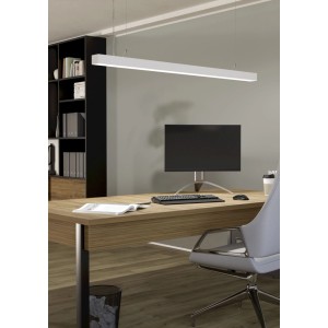 Moderne, weiße LED-Deckenleuchte Roccamorice von Eglo, 150 cm, im Büro über einem Schreibtisch.