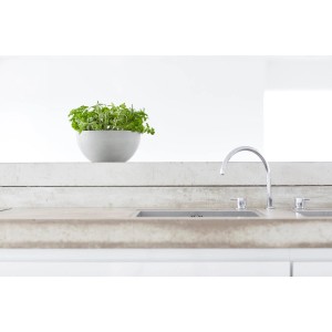 Ecopots Pflanztopf Brussels, weißgrau, 25 cm, mit Kräutern auf einer Küchentheke.