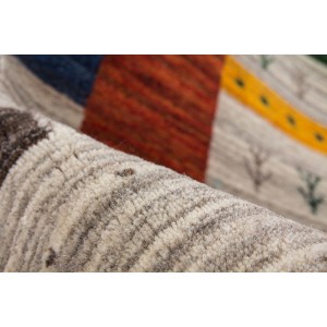 Detailansicht des roten Wollteppichs Bhutan 1111 (120x170 cm) mit Muster.