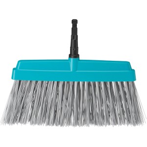 Gardena combisystem Terrassenbesen, 32 cm breit, mit robusten Kunststoffborsten und blauem Besenkörper.