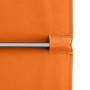 Detail der orangefarbenen Polyester-Bespannung des Ampelschirms. Eine silberne Strebe ist durch eine Stoffschlaufe geführt.