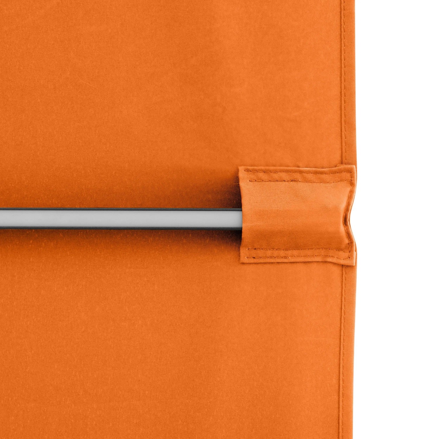 Detail der orangefarbenen Polyester-Bespannung des Ampelschirms. Eine silberne Strebe ist durch eine Stoffschlaufe geführt.