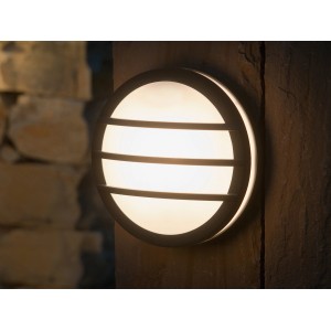 Moderne, runde Außenwandleuchte Seine in Anthrazit mit weißem Kunststoff-Diffusor.