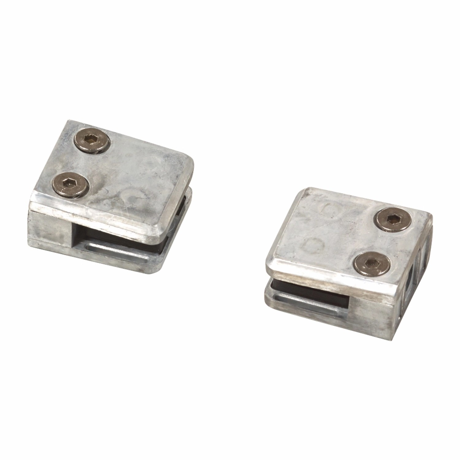 Zwei silberne Glasklemmen für Sichtschutzzäune, Detailaufnahme.