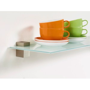 Glasregal mit OBI Befestigungsclip Cube Nickel, belastbar bis 15 kg, mit Tassen und Tellern dekoriert.