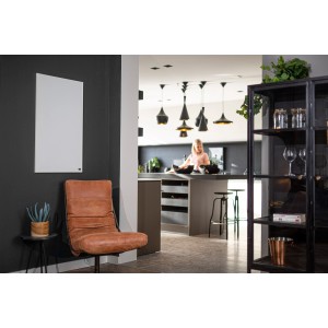 Könighaus Infrarotheizung P-Serie 800W an dunkler Wand im Wohnraum.