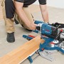 Bosch Professional GCM 8 SDE Paneelsäge beim Zuschnitt eines Holzpaneels.