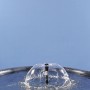 Ubbink Elimax 2000 Springbrunnenpumpe im Einsatz, erzeugt eine Wasserfontäne im Teich.