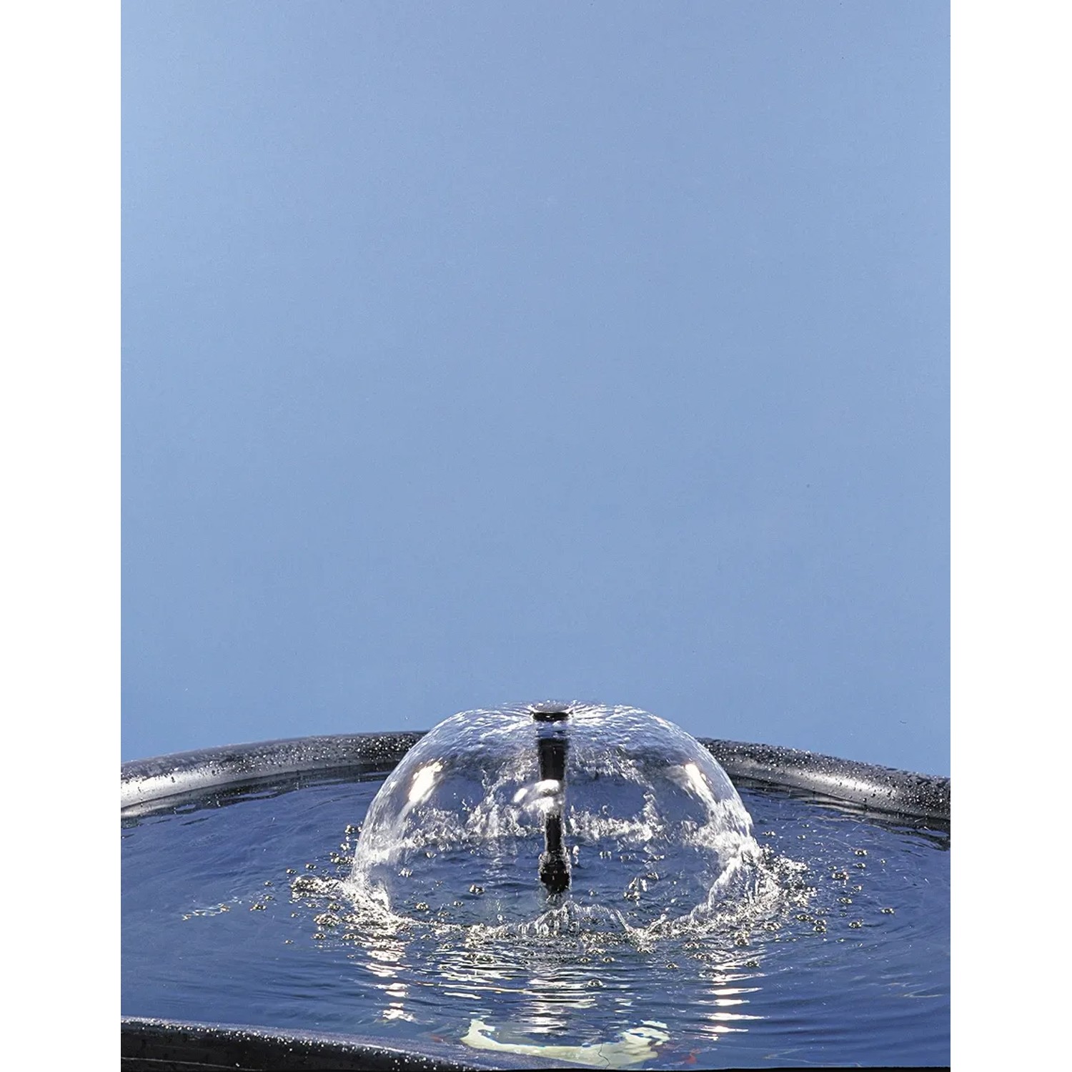 Ubbink Elimax 2000 Springbrunnenpumpe im Einsatz, erzeugt eine Wasserfontäne im Teich.