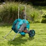 Gardena Schlauchwagen CleverRoll M mit 20 m Schlauch auf Rasen. Gartenschlauchwagen-Set mit Spritze.
