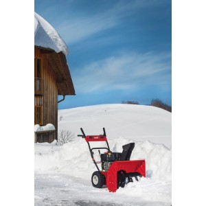 MTD Schneefräse SMART M 61, eine zweistufige Benzin-Schneefräse in Rot und Schwarz.