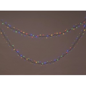 OBI LED Lichterkette, 17 m, mehrfarbig, mit 700 leuchtenden LEDs für stimmungsvolle Außenbeleuchtung im Garten.