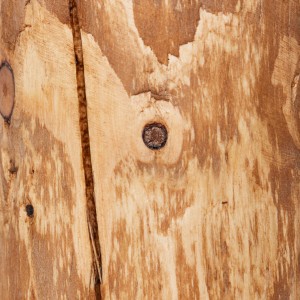 Detailaufnahme der gebeizten Kiefernholz-Basis der Stehleuchte Jimena. Holzstruktur und Astlöcher sichtbar.