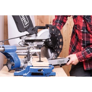 Scheppach HM254 Kapp-/Zugsäge in Aktion beim Holzzuschnitt.