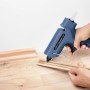 Anwendung von Steinel Heißklebesticks mit Klebepistole zum Verkleben von Holzleisten.