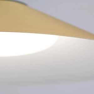 Orion LED Hängeleuchte Gourmet, goldener Schirm mit weißer Innenseite, strahlt warmweißes Licht aus. Perfekt für Esstische.