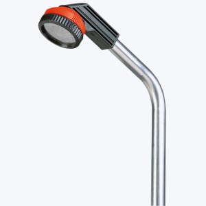 Gardena Gartendusche Solo mit großem Duschkopf und silberfarbenem Standrohr.