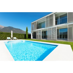 Steinbach Styropor Pool-Set Classic de Luxe 700x350 cm im Garten eines modernen Hauses.