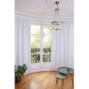 Weißer Moondream Wärmeschutzvorhang Cocoon mit Faltenband vor Fenster mit Kristalllüster.