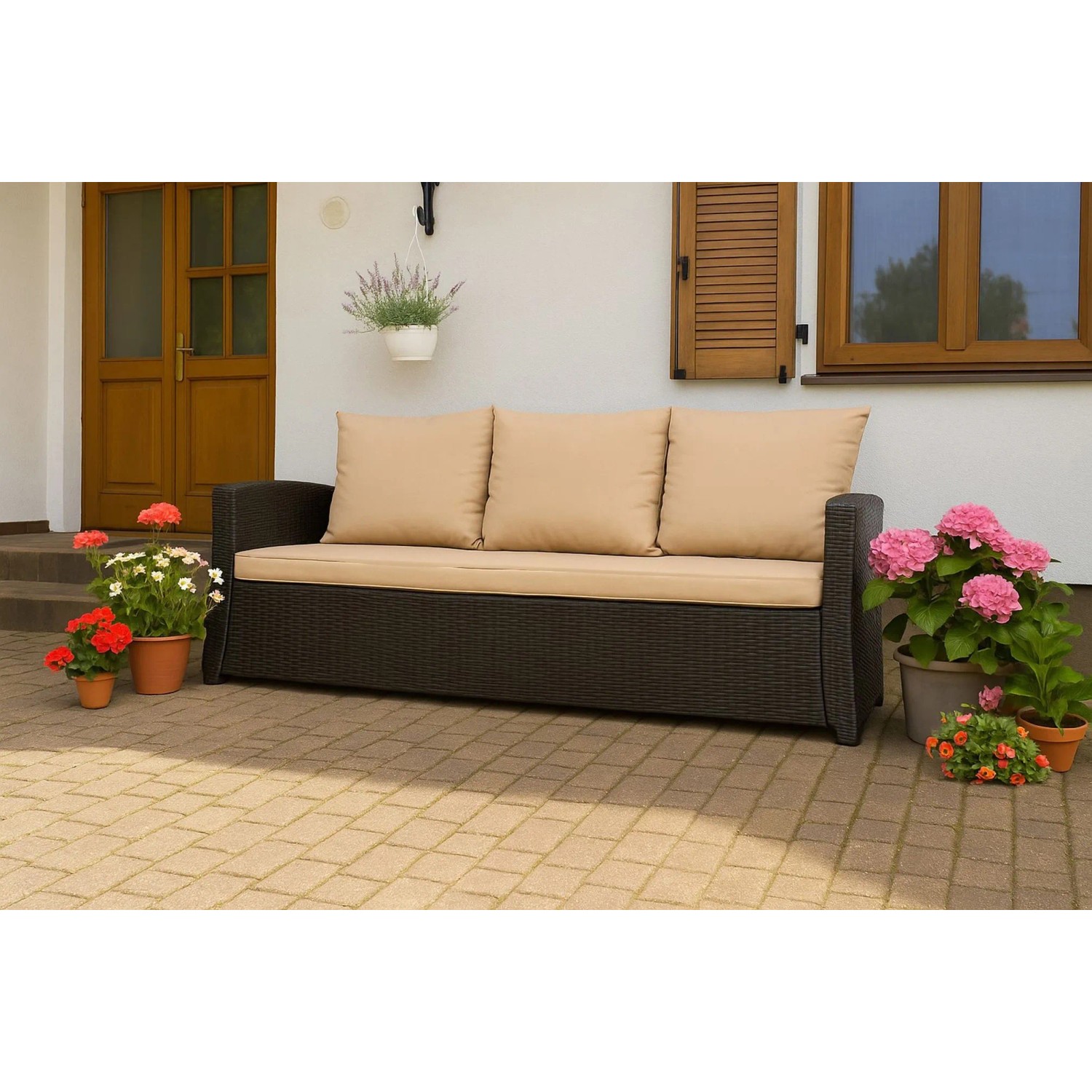 Beiges 3-Sitzer Gartensofa mit Kissen aus Polyrattan für Terrasse oder Garten.