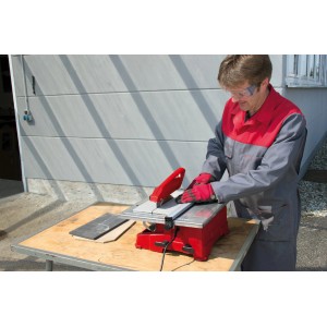Einhell Fliesenschneidmaschine TC-TC 800 im Einsatz mit Diamanttrennscheibe. Werkzeug für Fliesenleger.
