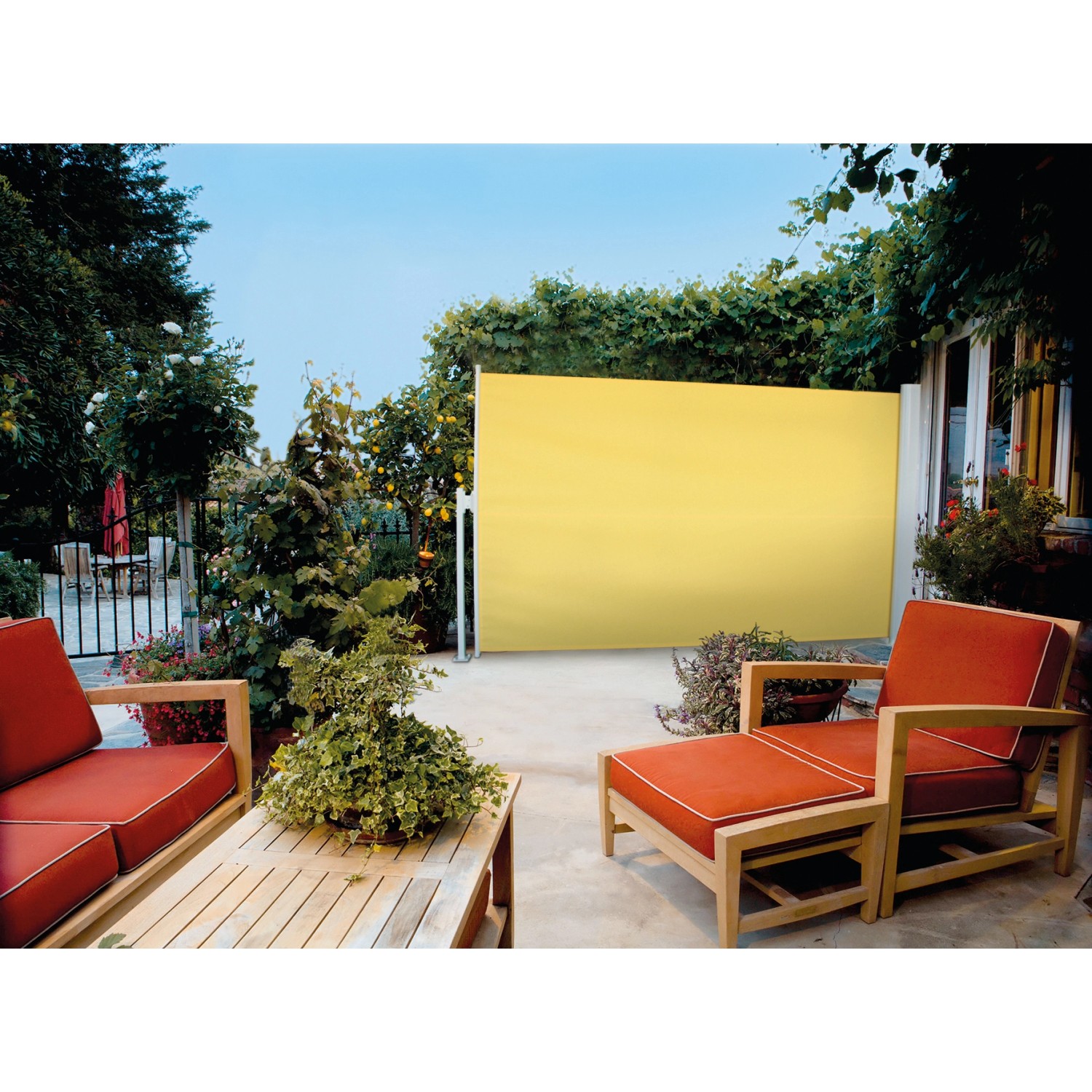 Spettmann Seitenzugmarkise, 150x150 cm, Sandfarben, mit silbernem Gestell im Garten.