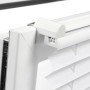 Detailaufnahme: Weißes Gardinia EasyFix Thermo-Plissee mit Bedienschienen und Klemmträger.