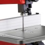 Detailaufnahme der Einhell TC-SB 200/1 Bandsäge mit Sägeblatt und Tisch.