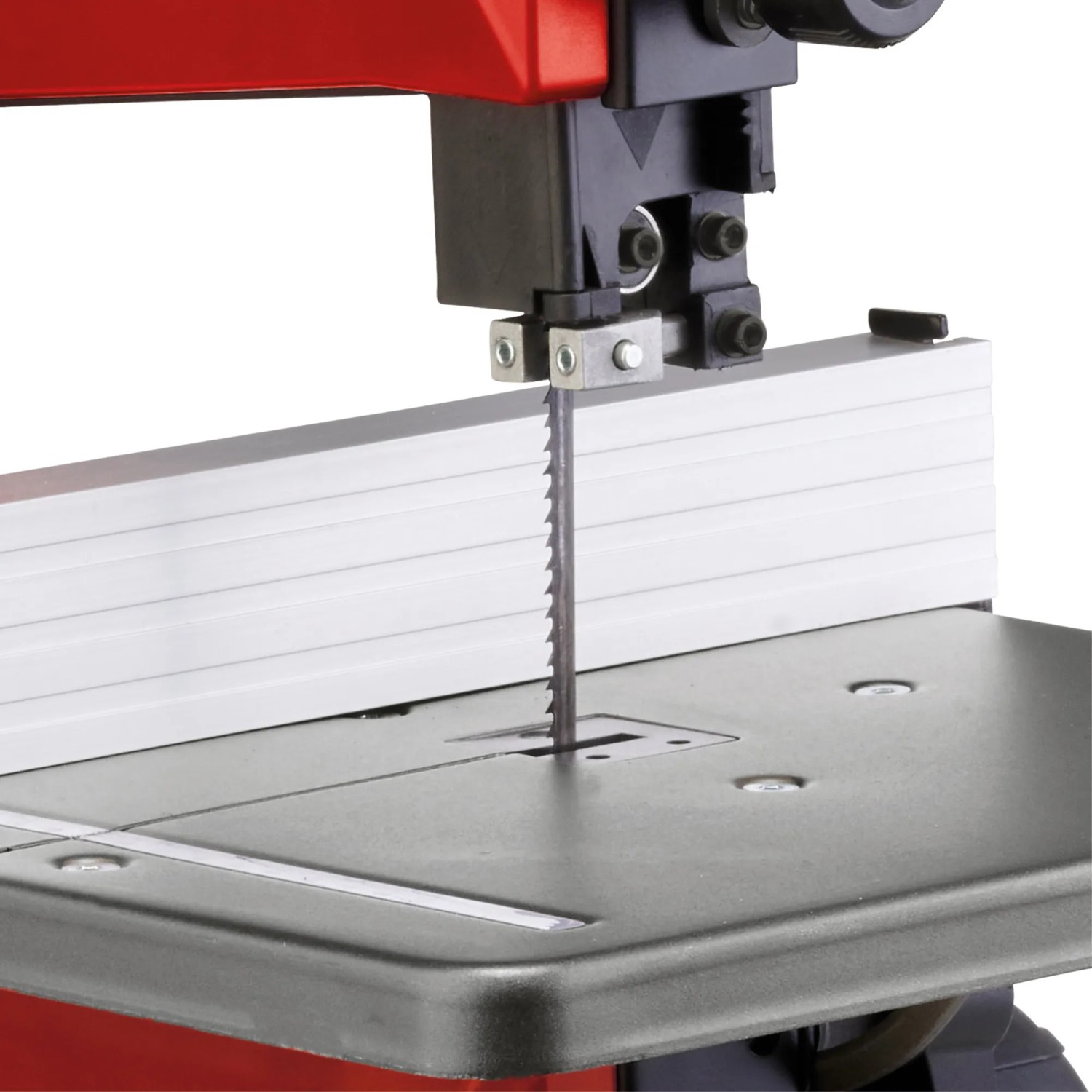 Detailaufnahme der Einhell TC-SB 200/1 Bandsäge mit Sägeblatt und Tisch.
