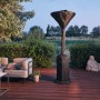 Schwarze Enders Wetterschutzhülle für Terrassenheizer Elegance/Event auf einer Terrasse.