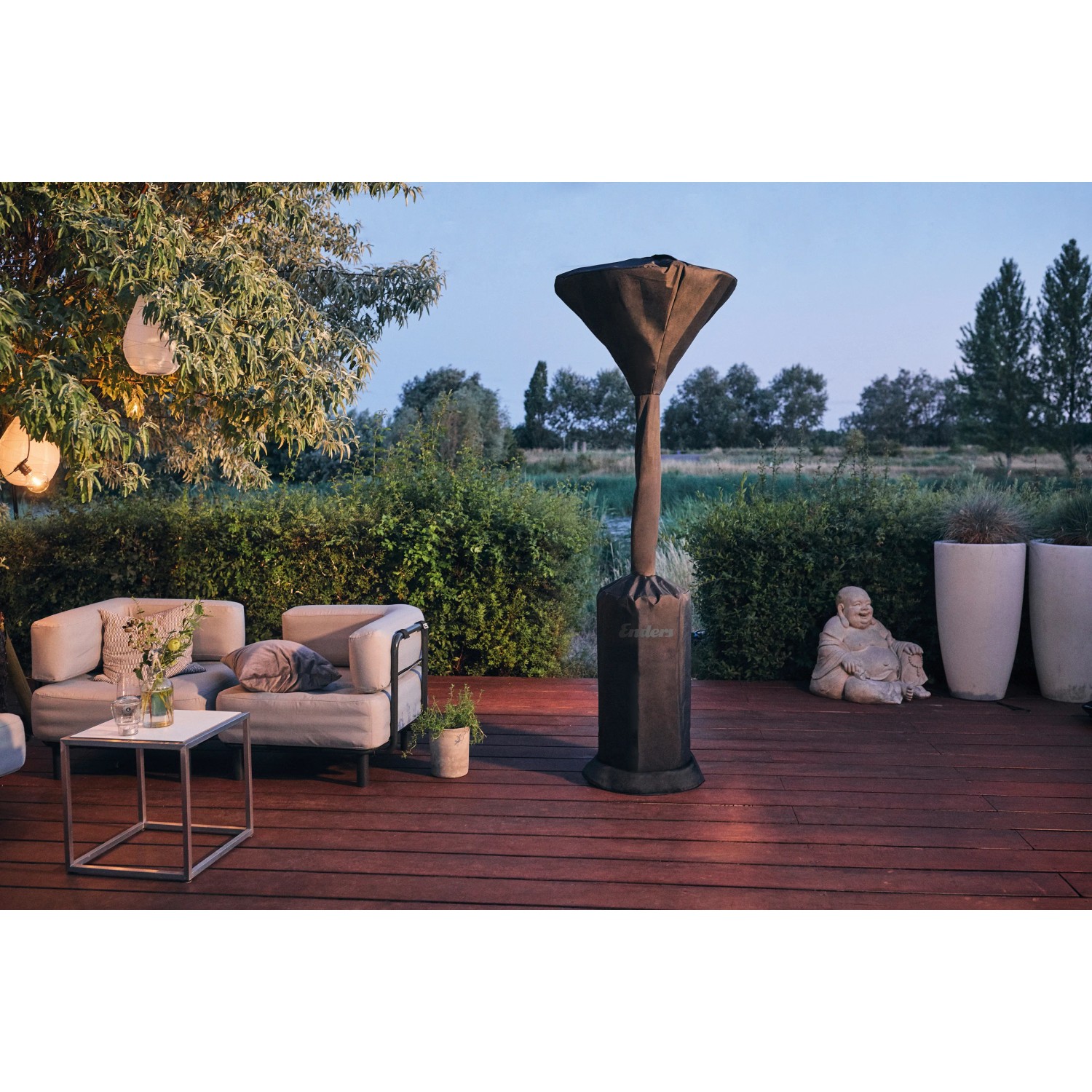 Schwarze Enders Wetterschutzhülle für Terrassenheizer Elegance/Event auf einer Terrasse.
