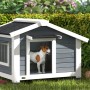 Grau-weiße PawHut Hundehütte aus Tannenholz im Garten. Erhöhte Basis, Fenster, ein Hund schaut heraus. Ideal für Outdoor-Schutz.