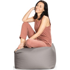 Frau sitzt auf grauem Sitting Point Hocker Outside 150 l. Bequemer Sitzsack für Innen & Außen.