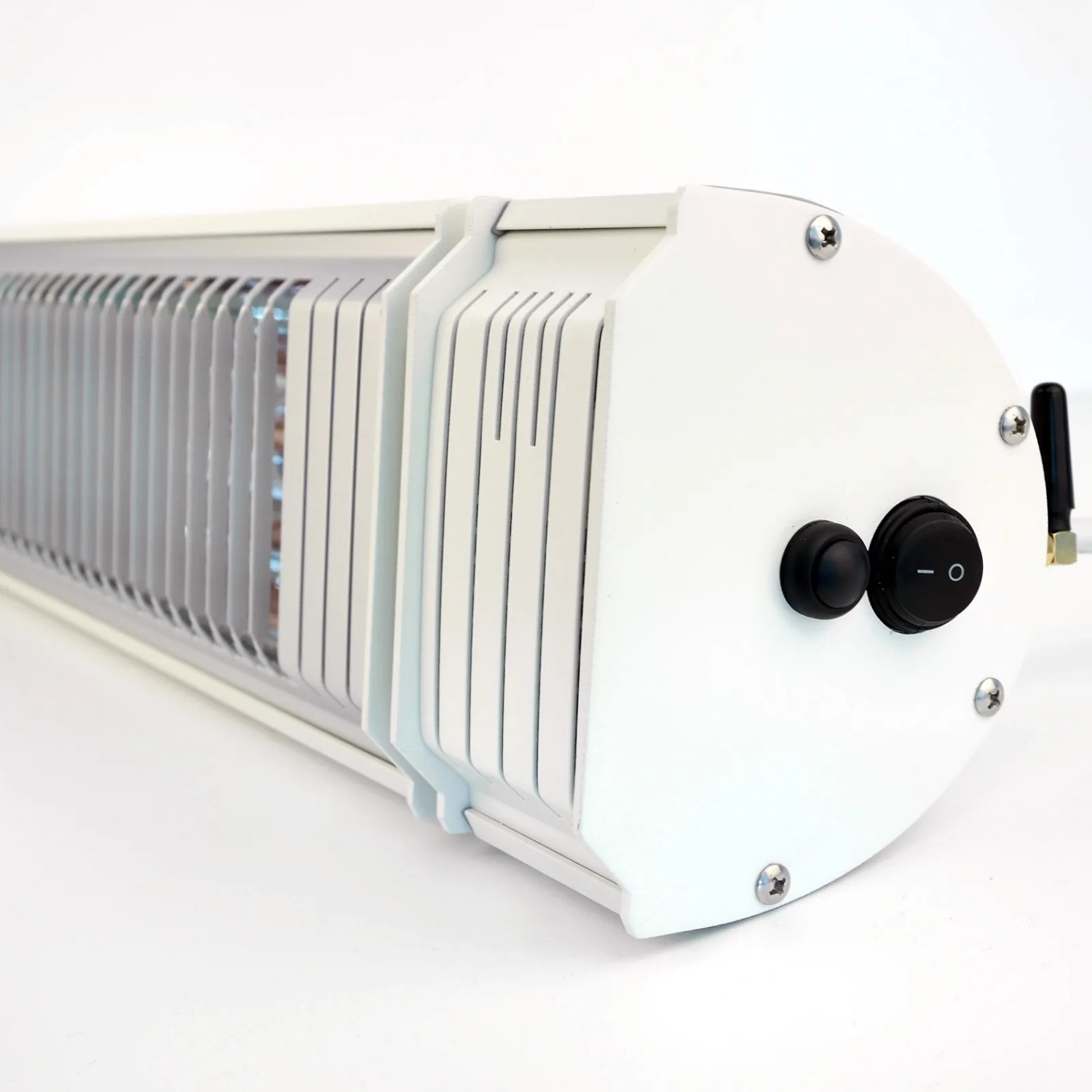 Weißer VASNER Appino 20 Bluetooth Infrarot-Heizstrahler (2000 W) mit Schalter und Kühlrippen.