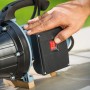 Nahaufnahme: Hand betätigt roten Schalter am elektronischen Druckschalter EDS 8 für Gartenpumpen.