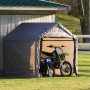 Graues ShelterLogic Foliengerätehaus (3,24 m²) mit zwei Motorrädern darin.