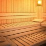 Sauna mit Karibu Bankblende und Rückenlehnen-Set aus naturbelassenem Holz.