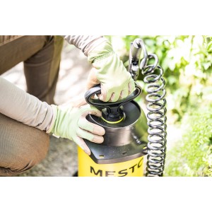 Gelbes Mesto Profi 5 Drucksprühgerät mit Spiralschlauch in Nutzung.