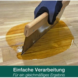 Auftragen von weißem Bona Parkett-Öl mit Spachtel auf Holzboden.