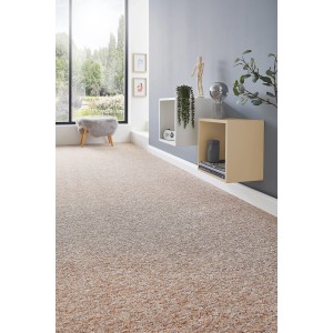 Beige Andiamo Teppichboden Safia als Meterware im Raum mit Deko.