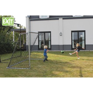 EXIT Scala Aluminium Fußballtor 500x200 cm im Garten mit spielenden Kindern.