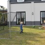 EXIT Scala Aluminium Fußballtor 500x200 cm im Garten mit spielenden Kindern.