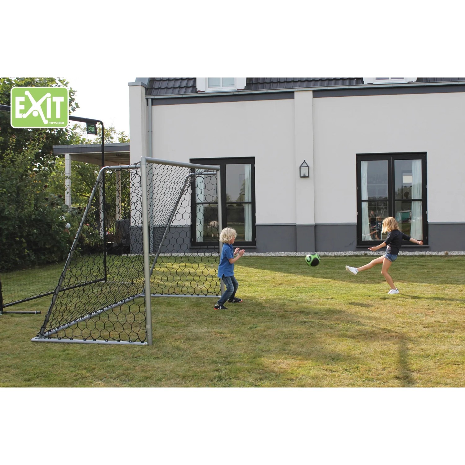 EXIT Scala Aluminium Fußballtor 500x200 cm im Garten mit spielenden Kindern.
