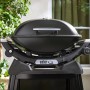 Schwarzer Weber Gasgrill Q2200N mit Stand, Alugussgehäuse und Deckelthermometer.