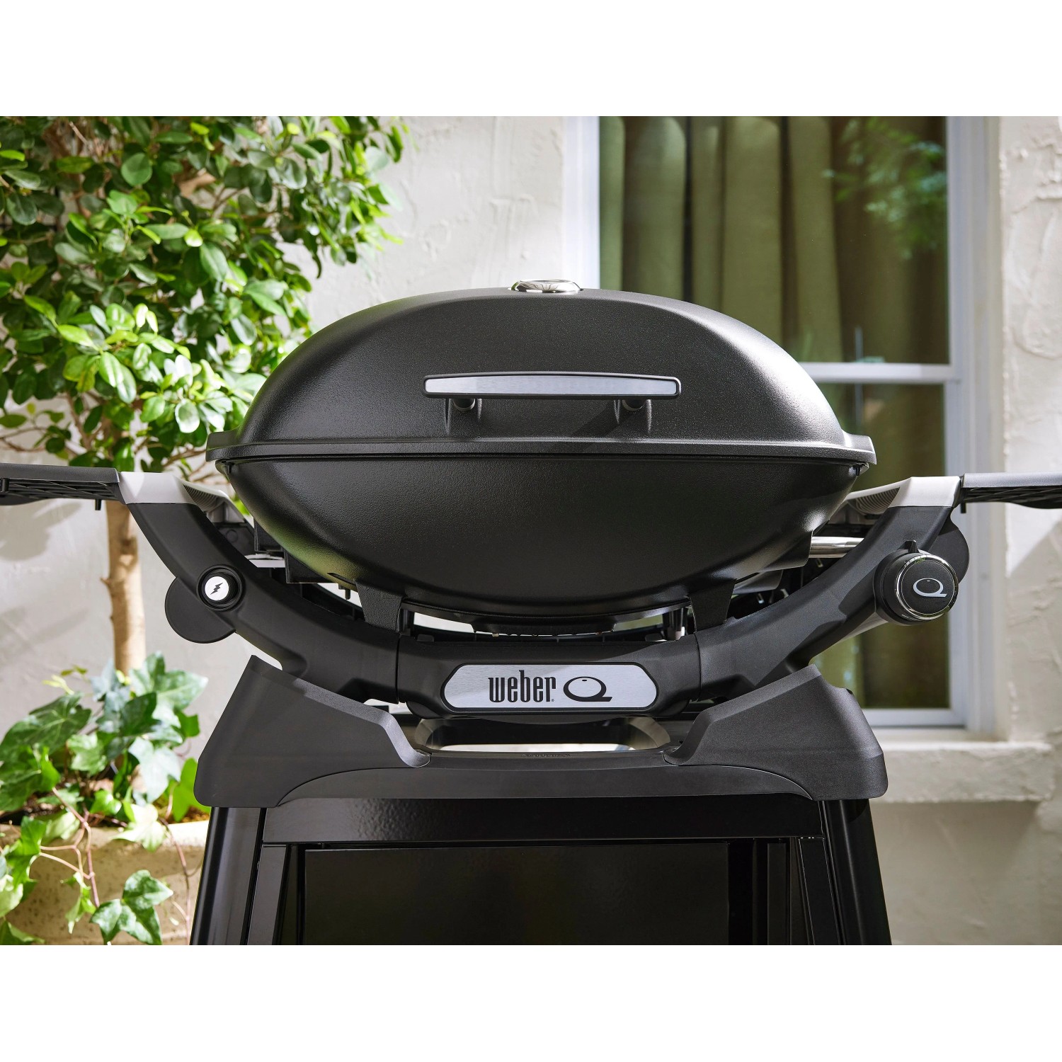 Schwarzer Weber Gasgrill Q2200N mit Stand, Alugussgehäuse und Deckelthermometer.