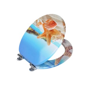 Ovale WC-Sitz mit Absenk-Automatik, blauem Strandmotiv, Seestern und Muscheln auf Sand.